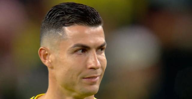 开云APP下载-有些心累？胜利门将离谱失误导致丢球，C罗无奈苦笑摇头