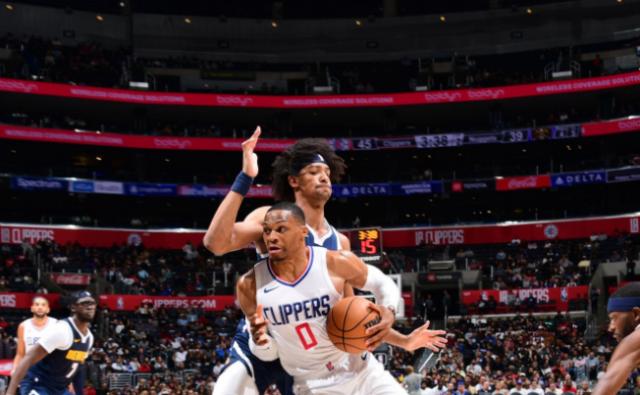 开云APP下载-17分钟7助攻！韦少找回自信 完全体快艇低调起航