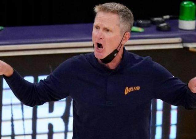 开云APP下载-格林心不在焉防守低迷 汤普森9记三分难救勇士