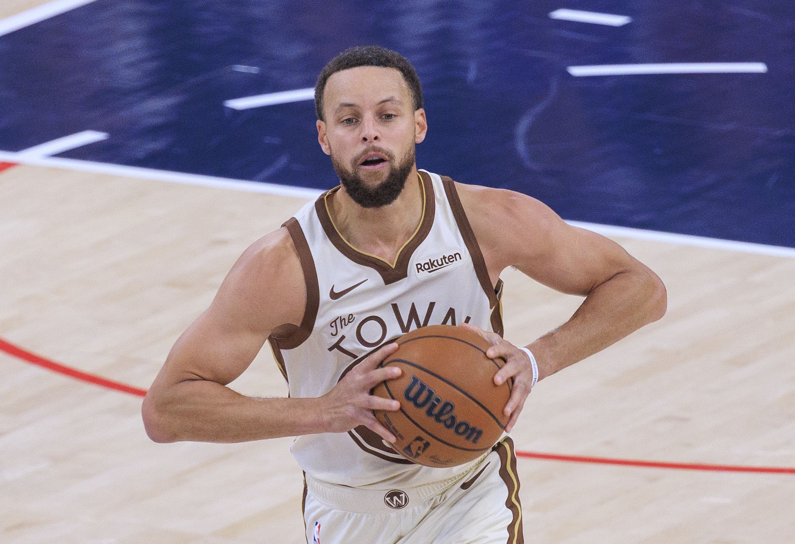 开云体育直播-迪文：水花的自律超乎想象 赛季第一天没人比库里的体型更好