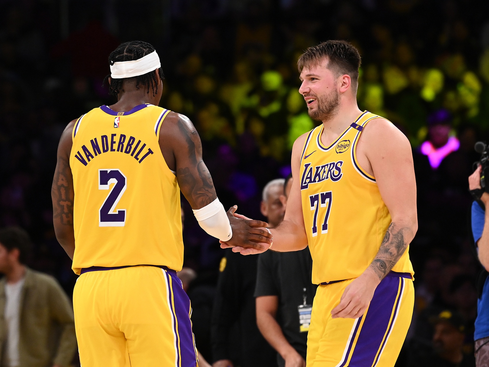 开云体育-😂东契奇和范德比尔特互动：你没弹跳 后者：比你强