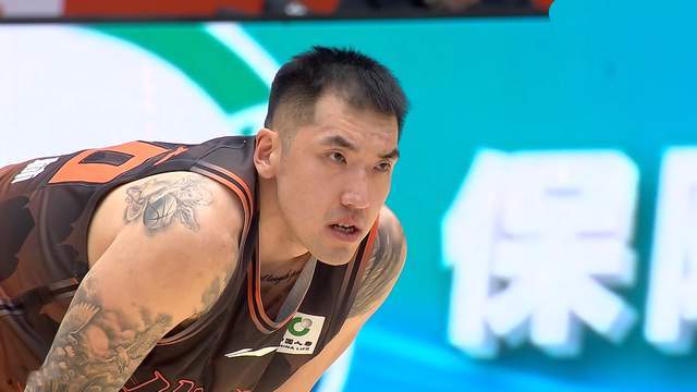 开云体育APP-高诗岩单节15分，山东男篮4连胜紧追前4 18岁射手成奇兵 砍下11分