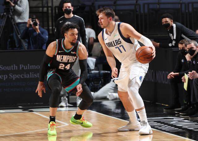 开云APP下载-东契奇连走背字独行侠惨负灰熊 西部已乱成一锅粥